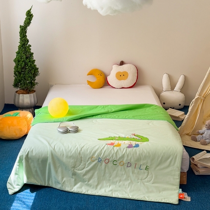 2025新款快乐多巴胺纯棉夏被 绿色彩虹小鳄鱼
