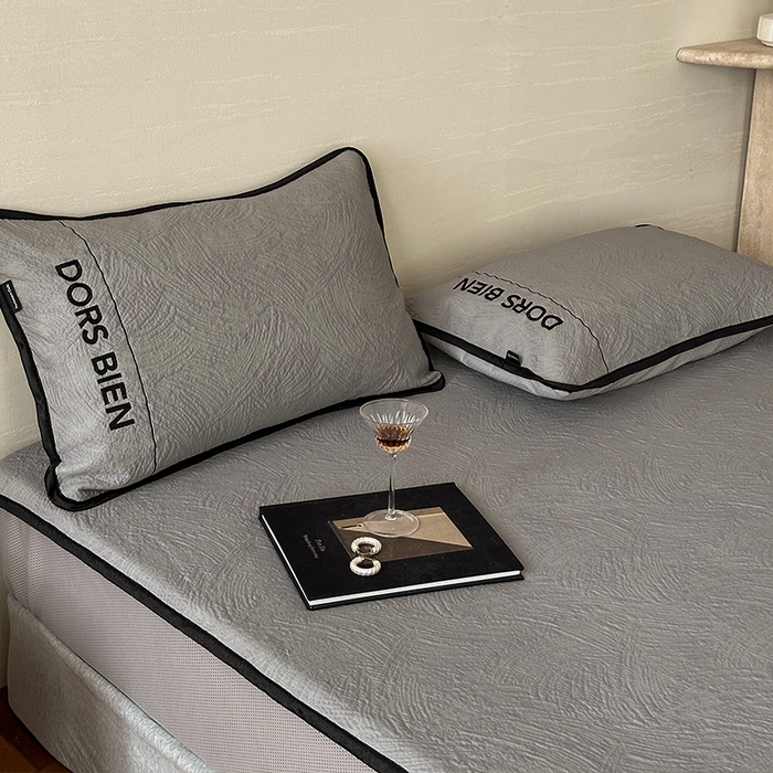 91家纺网 家纺一手货源 找家纺 圆岛家纺 2025新款3D高分子凉感浮雕提花软凉席床笠款三件套 漠语-灰