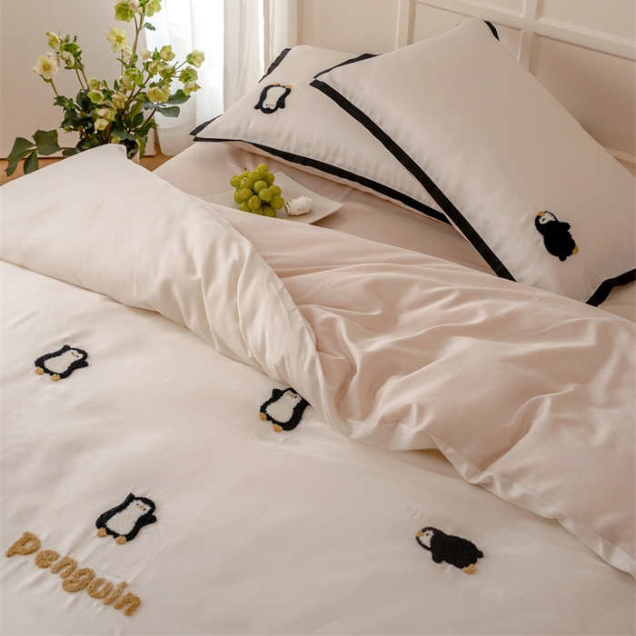 91家纺网 家纺一手货源 找家纺 FORTWO家纺原创设计（FOR TWO家纺） 2025新款60支兰精天丝毛巾绣四件套-断角款 企鹅