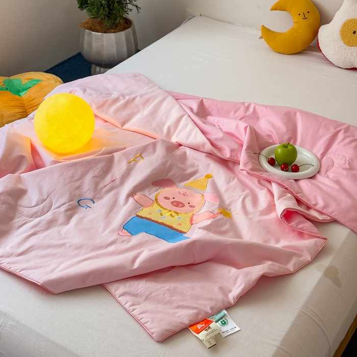 91家纺网 家纺一手货源 找家纺 2025新款快乐多巴胺纯棉夏被 粉色彩虹小猪猪