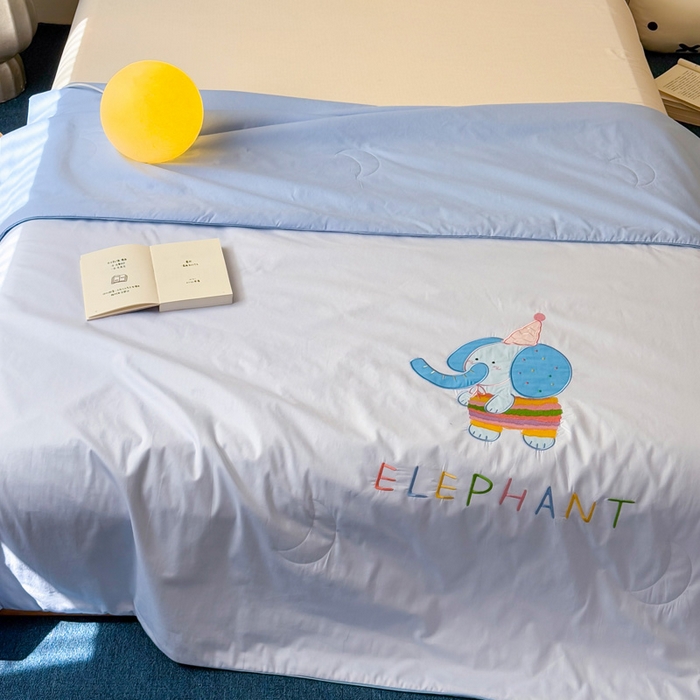 91家纺网 家纺一手货源 找家纺 2025新款快乐多巴胺纯棉夏被 蓝色彩虹小象