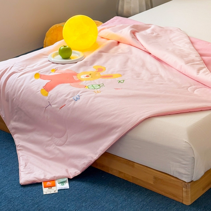 91家纺网 家纺一手货源 找家纺 2025新款快乐多巴胺纯棉夏被 粉色彩虹小兔兔
