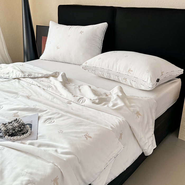 91家纺网 家纺一手货源 找家纺 茧羽世家 2025新款超柔蚕花夏被系列 蝶恋花