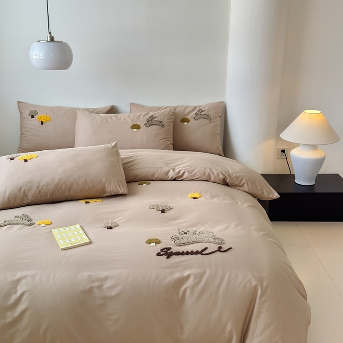 91家纺网 家纺一手货源 找家纺 锦觅家纺 2025新款卡通小清新毛巾绣全棉纯棉四件套（大版定位花型） 丛林趣事