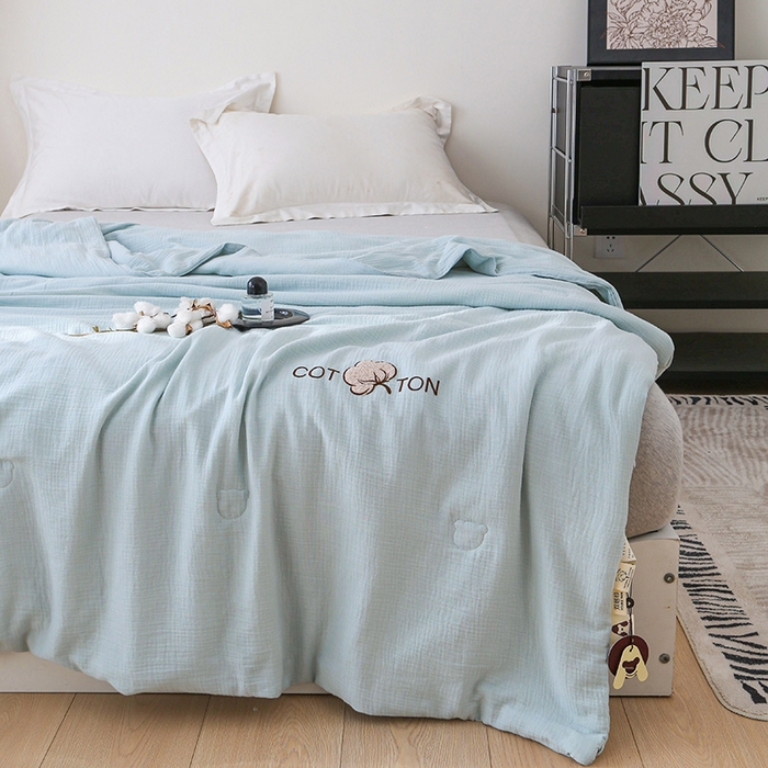 91家纺网 家纺一手货源 找家纺 2025新款A类全棉双层皱皱纱立体烫画纯色款大豆夏凉被空调被 绉绉-天蓝