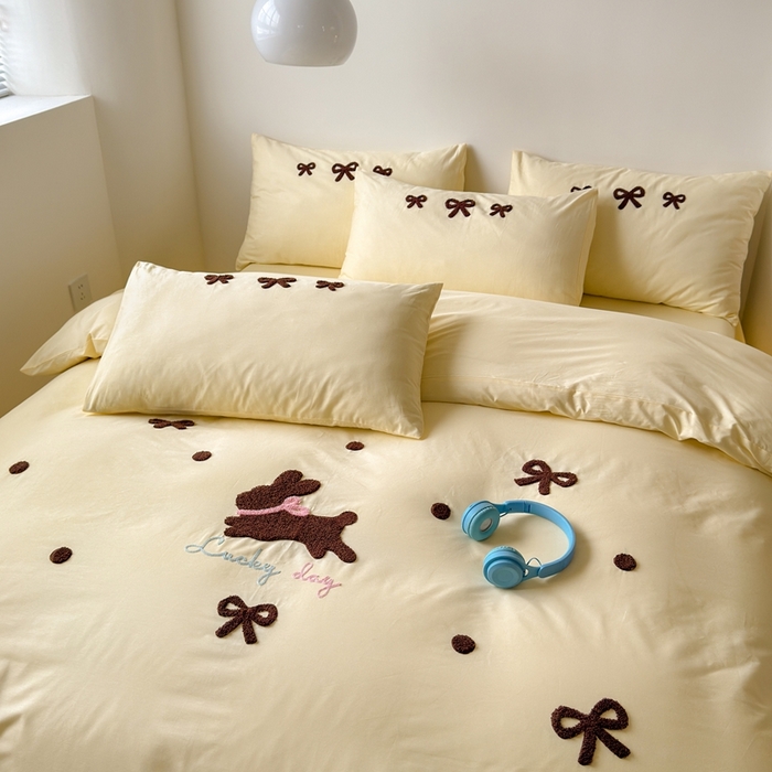 91家纺网 家纺一手货源 找家纺 锦觅家纺 2025新款卡通小清新毛巾绣全棉纯棉四件套（大版定位花型） 奶油兔兔