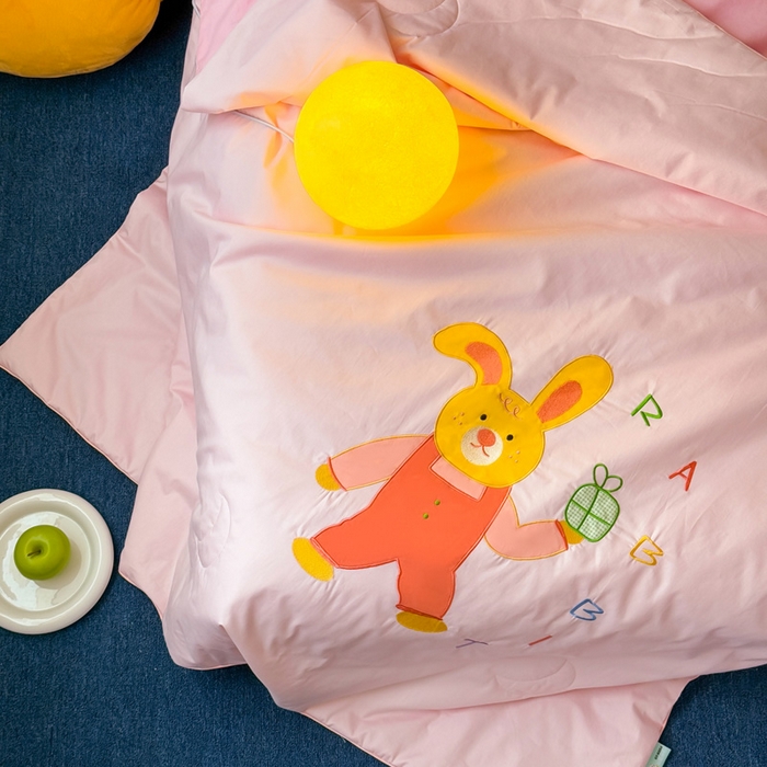 91家纺网 家纺一手货源 找家纺 2025新款快乐多巴胺纯棉夏被 粉色彩虹小兔兔