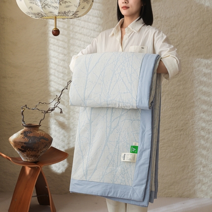 91家纺网 家纺一手货源 找家纺 眠博士 2025新款A类全棉包边三层纱提花夏被四件套 包边三层纱夏被-春枝-蓝