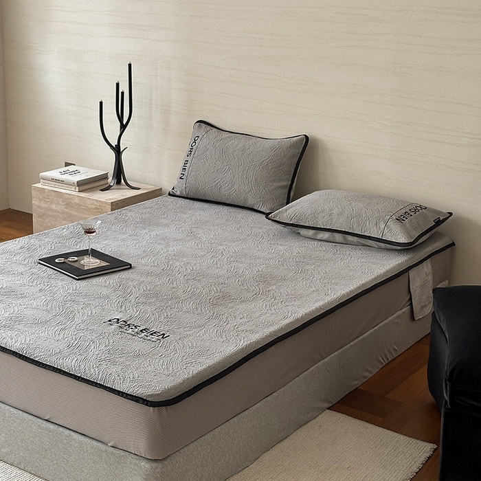 91家纺网 家纺一手货源 找家纺 圆岛家纺 2025新款3D高分子凉感浮雕提花软凉席床笠款三件套 漠语-灰