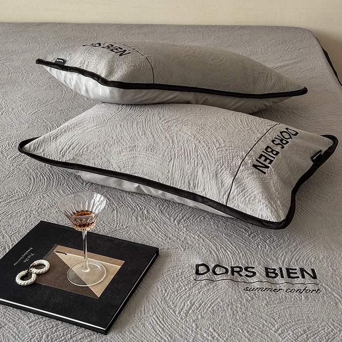 91家纺网 家纺一手货源 找家纺 圆岛家纺 2025新款3D高分子凉感浮雕提花软凉席床笠款三件套 漠语-灰