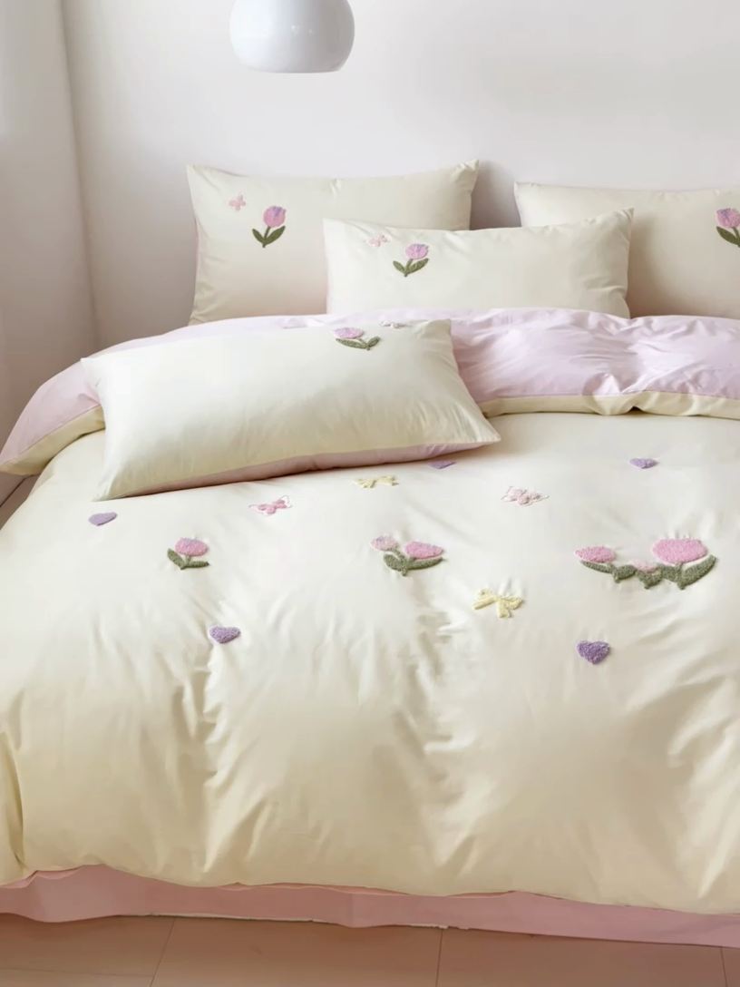 91家纺网 家纺一手货源 找家纺 锦觅家纺 2025新款卡通小清新毛巾绣全棉纯棉四件套（大版定位花型） 蝶恋花（米粉）