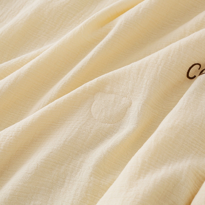 91家纺网 家纺一手货源 找家纺 2025新款A类全棉双层皱皱纱立体烫画纯色款大豆夏凉被空调被 皱皱-米黄