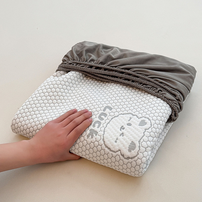 91家纺网 家纺一手货源 找家纺 喜居 2025新款A类凉豆豆提花床笠凉感豆豆床笠 luck小冰熊-灰