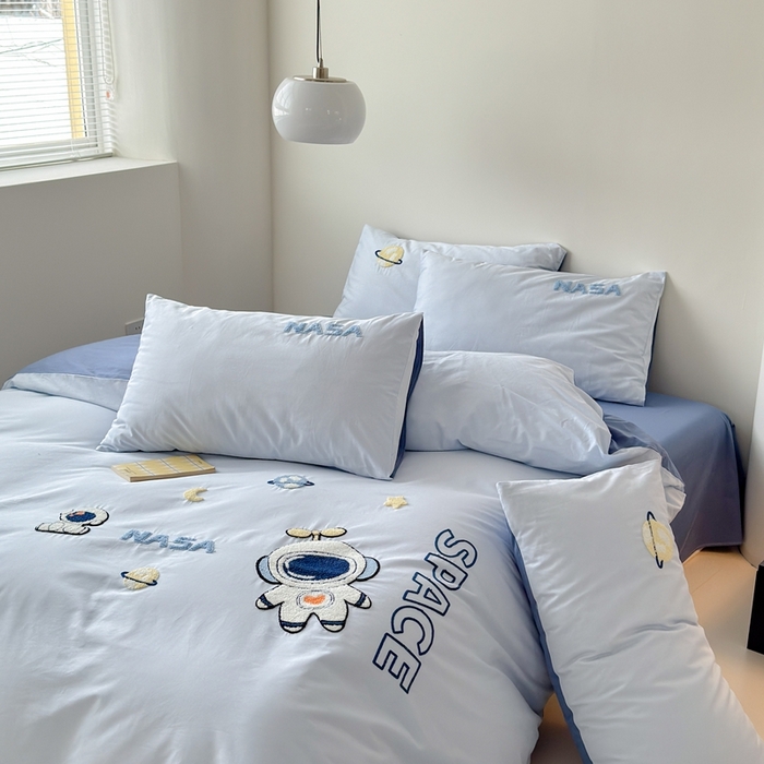 91家纺网 家纺一手货源 找家纺 锦觅家纺 2025新款卡通小清新毛巾绣全棉纯棉四件套（大版定位花型） 小宇航员