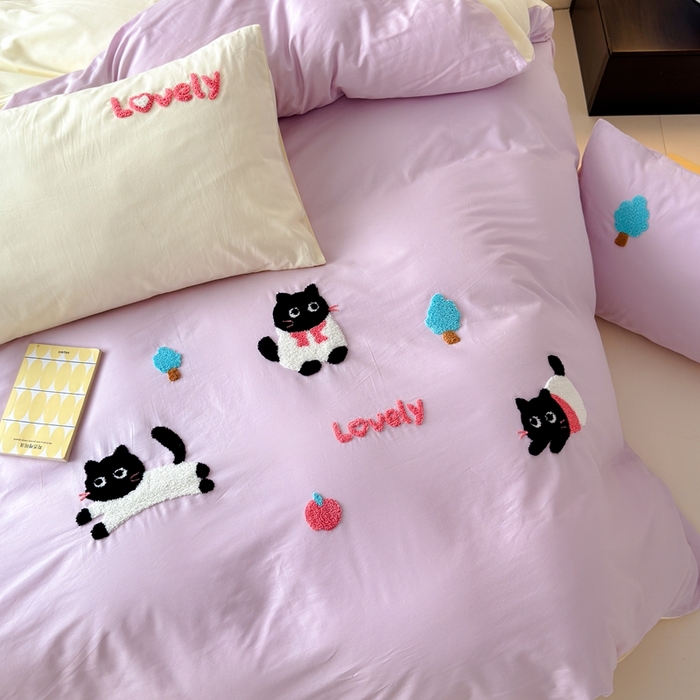 91家纺网 家纺一手货源 找家纺 锦觅家纺 2025新款卡通小清新毛巾绣全棉纯棉四件套（大版定位花型） 嬉戏猫咪