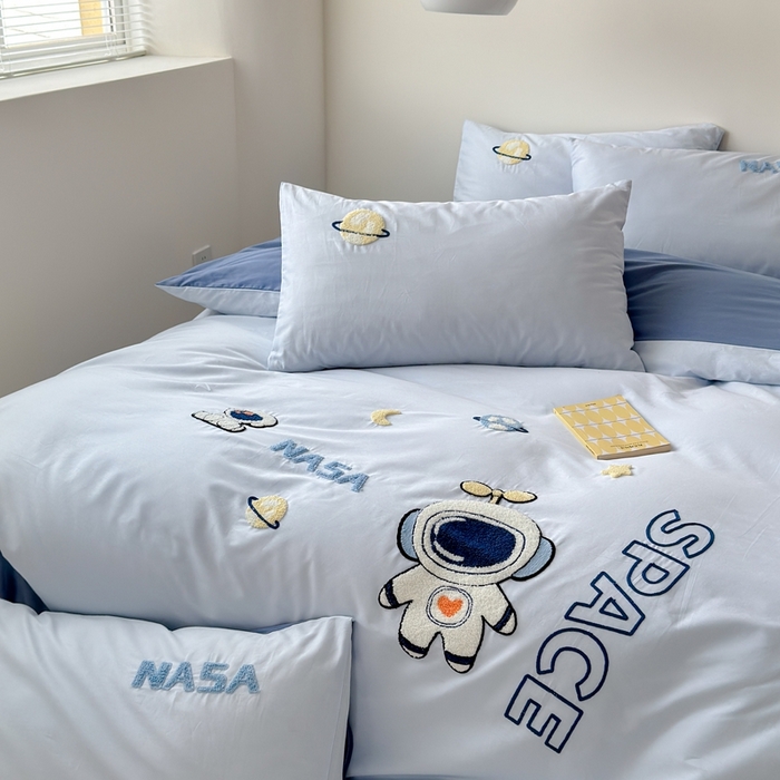 91家纺网 家纺一手货源 找家纺 锦觅家纺 2025新款卡通小清新毛巾绣全棉纯棉四件套（大版定位花型） 小宇航员