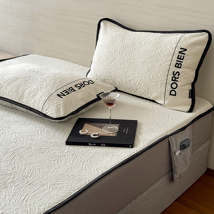 91家纺网 家纺一手货源 找家纺 圆岛家纺 2025新款3D高分子凉感浮雕提花软凉席床笠款三件套 漠语-白