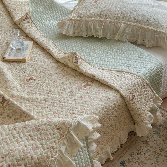 91家纺网 家纺一手货源 找家纺 淑女公社家纺  2025春夏新款法式纯棉双层纱夏被床盖四件套 春日熊仔