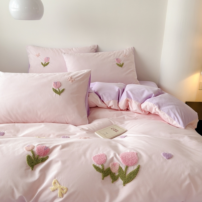 91家纺网 家纺一手货源 找家纺 锦觅家纺 2025新款卡通小清新毛巾绣全棉纯棉四件套（大版定位花型） 蝶恋花（粉紫）