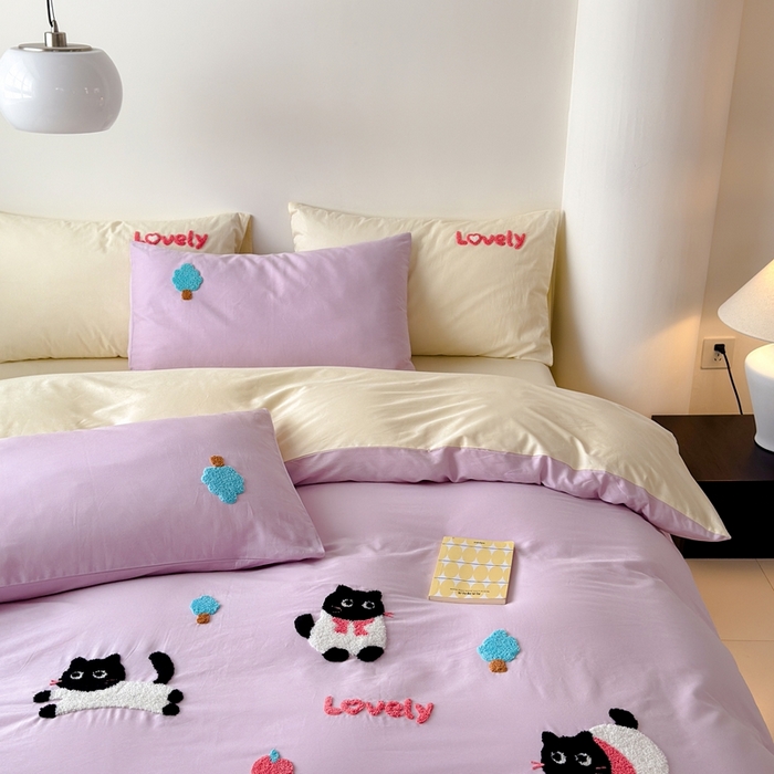 91家纺网 家纺一手货源 找家纺 锦觅家纺 2025新款卡通小清新毛巾绣全棉纯棉四件套（大版定位花型） 嬉戏猫咪