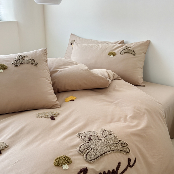 91家纺网 家纺一手货源 找家纺 锦觅家纺 2025新款卡通小清新毛巾绣全棉纯棉四件套（大版定位花型） 丛林趣事