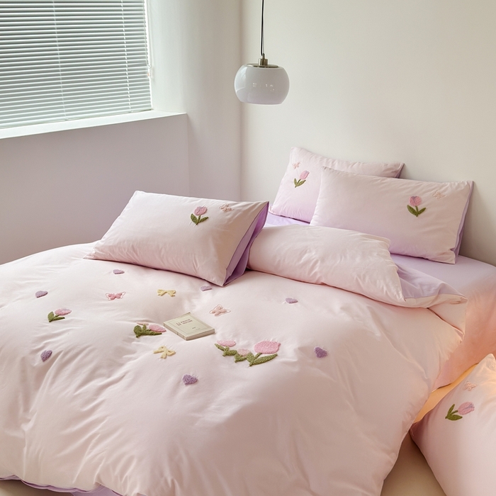 91家纺网 家纺一手货源 找家纺 锦觅家纺 2025新款卡通小清新毛巾绣全棉纯棉四件套（大版定位花型） 蝶恋花（粉紫）