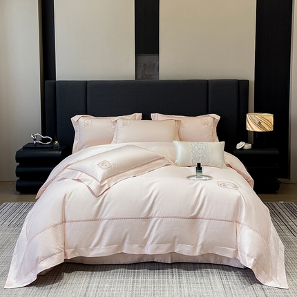 91家纺网 家纺一手货源 找家纺 张公子婚庆馆 2025新款140支新疆长绒棉提花居家绣花工艺系列四件套-米娜（控价不低于388） 米娜-白桃粉