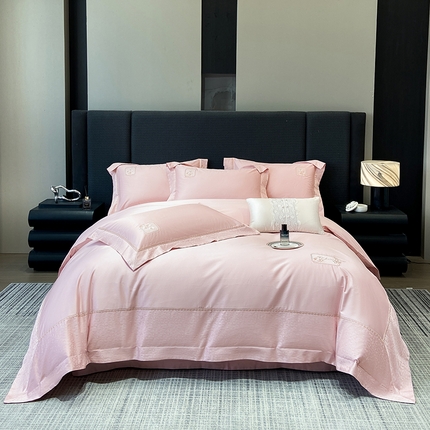 91家纺网 家纺一手货源 找家纺 张公子婚庆馆 2025新款140支新疆长绒棉提花居家绣花工艺系列四件套-米娜（控价不低于388） 米娜-豆沙