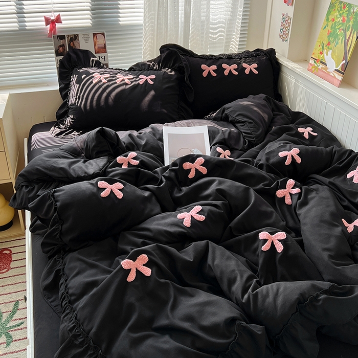 91家纺网 家纺一手货源 找家纺 艺玲家纺 2025新款赫本风系列法式花边水洗棉四件套 小香风 蝴蝶结-黑色