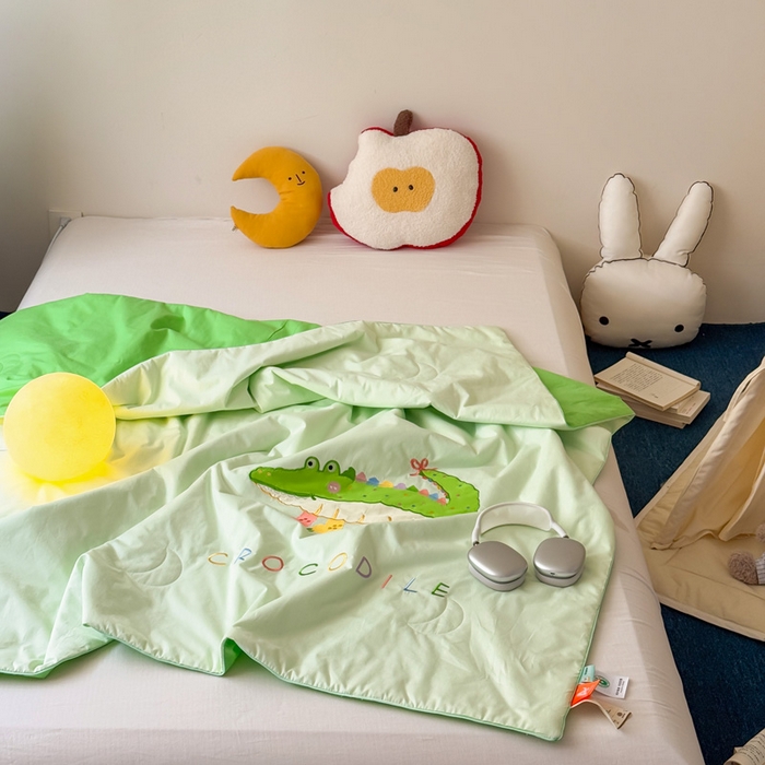 91家纺网 家纺一手货源 找家纺 2025新款快乐多巴胺纯棉夏被 绿色彩虹小鳄鱼