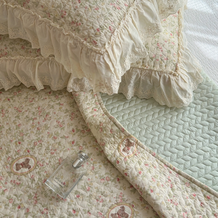 91家纺网 家纺一手货源 找家纺 淑女公社家纺  2025春夏新款法式纯棉双层纱夏被床盖四件套 春日熊仔