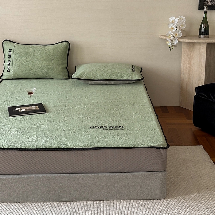 91家纺网 家纺一手货源 找家纺 圆岛家纺 2025新款3D高分子凉感浮雕提花软凉席床笠款三件套 漠语-绿