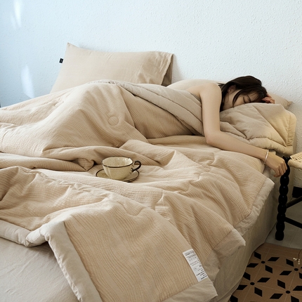 91家纺网 家纺一手货源 找家纺  恋人优选 2025新款大波浪全棉提花夏被 大波浪卡其