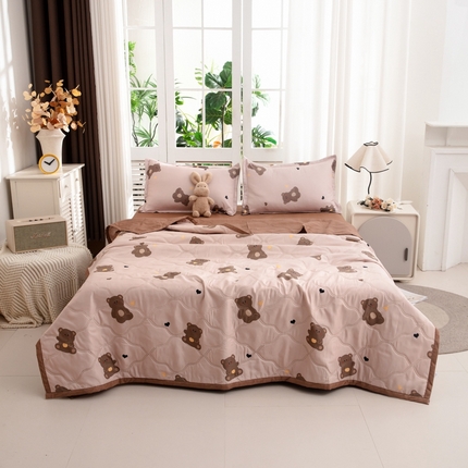91家纺网 家纺一手货源 找家纺 乐居坊2025新款亲肤舒适印花芦荟棉夏凉被四件套 小熊咖