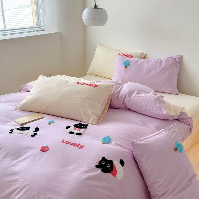 91家纺网 家纺一手货源 找家纺 锦觅家纺 2025新款卡通小清新毛巾绣全棉纯棉四件套（大版定位花型） 嬉戏猫咪