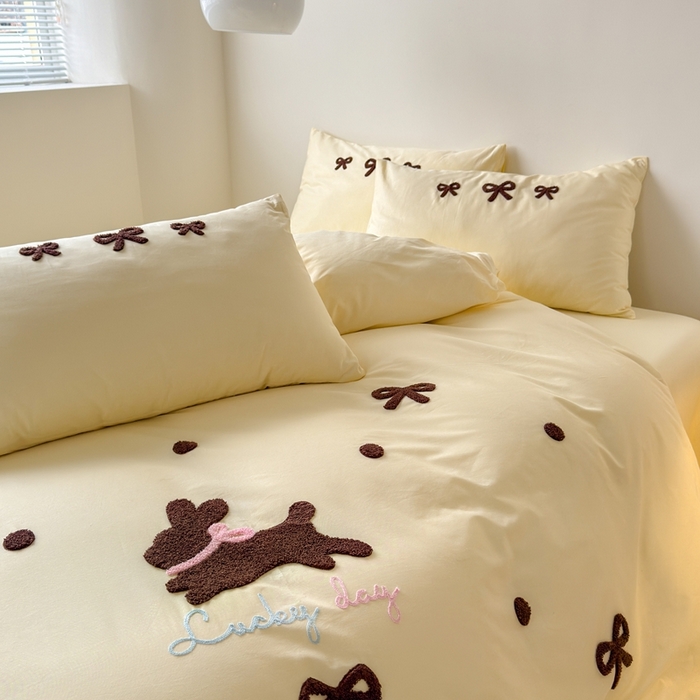 91家纺网 家纺一手货源 找家纺 锦觅家纺 2025新款卡通小清新毛巾绣全棉纯棉四件套（大版定位花型） 奶油兔兔