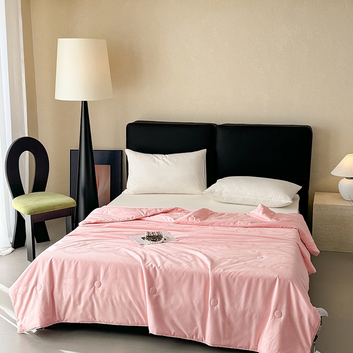 91家纺网 家纺一手货源 找家纺 茧羽世家 2025新款全棉软糯亲肤提花蚕丝夏被 如意 提花 粉