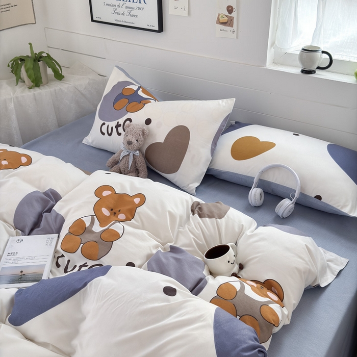 91家纺网 家纺一手货源 找家纺 可可家纺 2025新款印花卡通芦荟棉四件套亲肤床单被套三件套 萌宝小熊