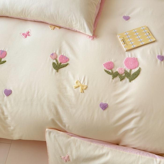 91家纺网 家纺一手货源 找家纺 锦觅家纺 2025新款卡通小清新毛巾绣全棉纯棉四件套（大版定位花型） 蝶恋花（米粉）