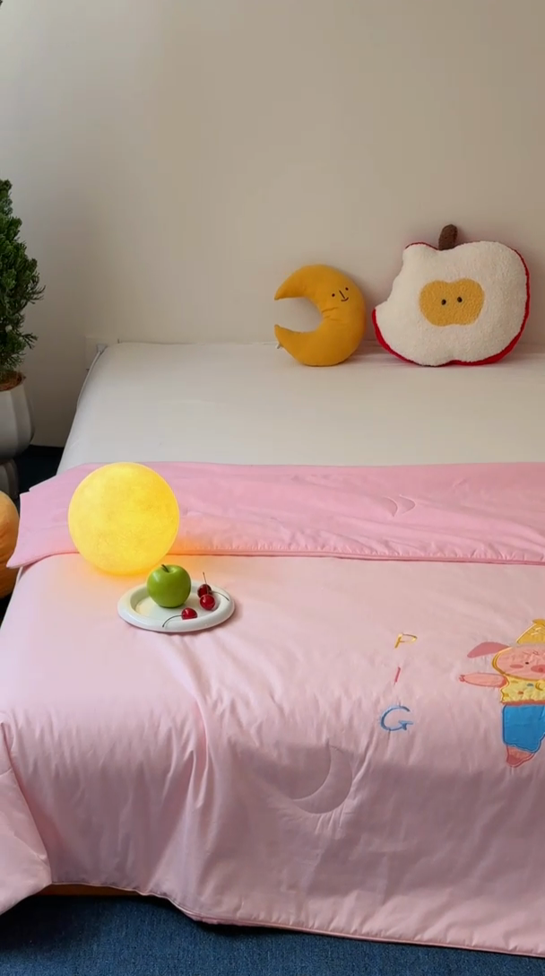 91家纺网 家纺一手货源 找家纺 2025新款快乐多巴胺纯棉夏被 粉色彩虹小猪猪