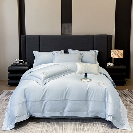 91家纺网 家纺一手货源 找家纺 张公子婚庆馆 2025新款140支新疆长绒棉提花居家绣花工艺系列四件套-米娜（控价不低于388） 米娜-天空蓝