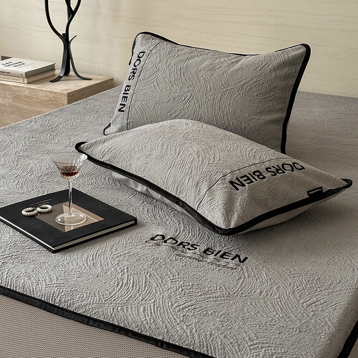 91家纺网 家纺一手货源 找家纺 圆岛家纺 2025新款3D高分子凉感浮雕提花软凉席床笠款三件套 漠语-灰