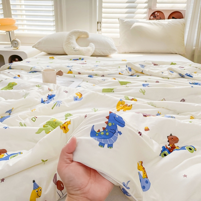 91家纺网 家纺一手货源 找家纺 好梦来家纺（原锦茂家纺） 2025新款印花凉感丝抗菌夏被 恐龙派对