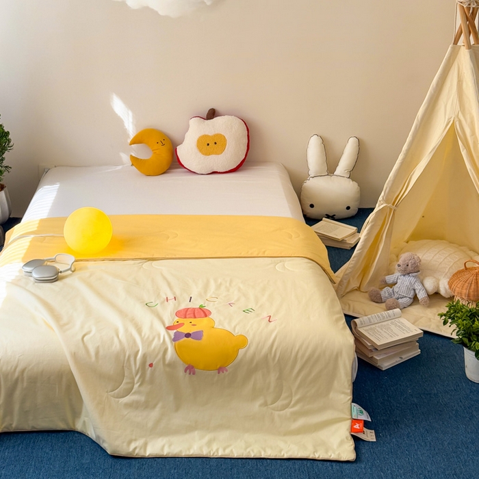 91家纺网 家纺一手货源 找家纺 2025新款快乐多巴胺纯棉夏被 黄色彩虹小鸭子