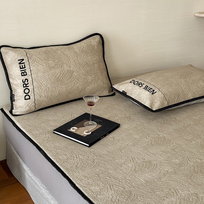 91家纺网 家纺一手货源 找家纺 圆岛家纺 2025新款3D高分子凉感浮雕提花软凉席床笠款三件套 漠语-咖