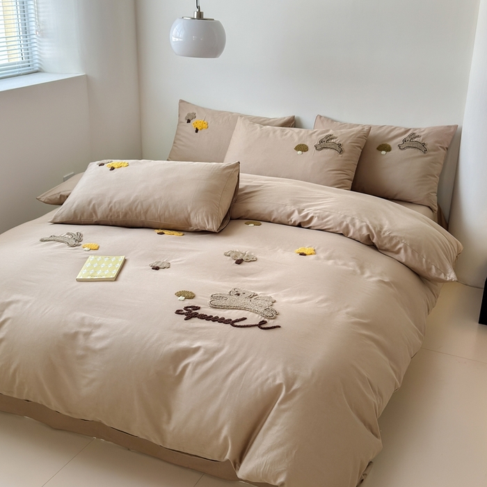 91家纺网 家纺一手货源 找家纺 锦觅家纺 2025新款卡通小清新毛巾绣全棉纯棉四件套（大版定位花型） 丛林趣事