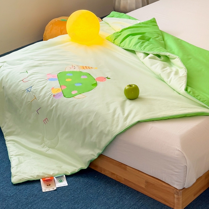 91家纺网 家纺一手货源 找家纺 2025新款快乐多巴胺纯棉夏被 绿色彩虹小恐龙