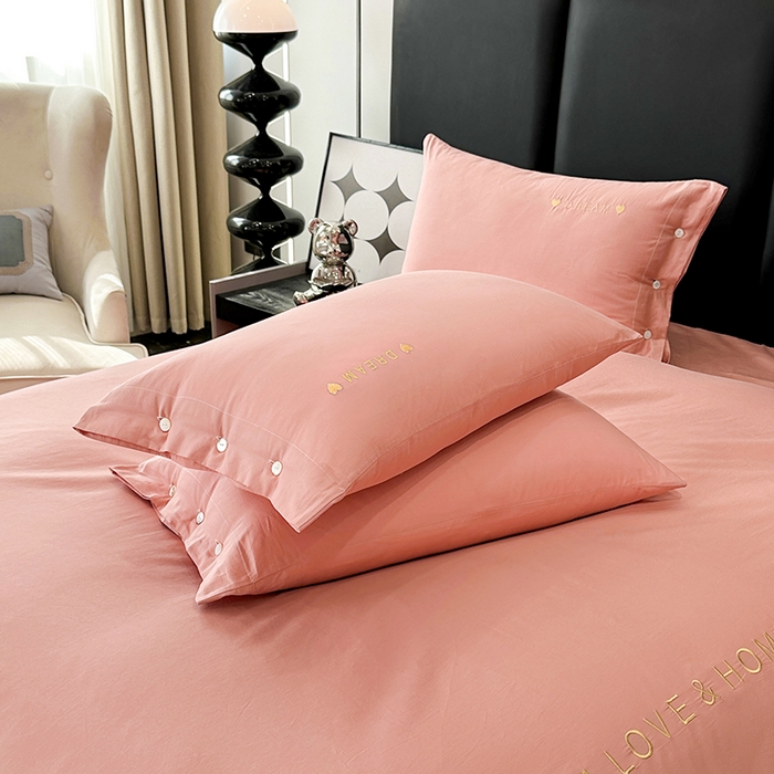 91家纺网 家纺一手货源 找家纺 宇彬家纺 2025直播热款13374全棉母婴级纽扣款压线纯色刺绣四件套全棉贡缎新疆长绒棉字母款轻奢 纽扣-奶油粉