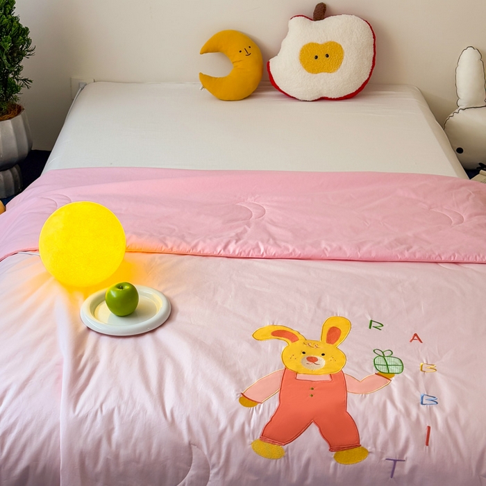 91家纺网 家纺一手货源 找家纺 2025新款快乐多巴胺纯棉夏被 粉色彩虹小兔兔