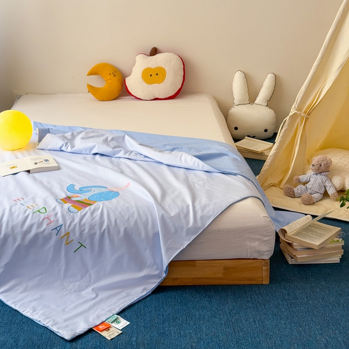 91家纺网 家纺一手货源 找家纺 2025新款快乐多巴胺纯棉夏被 蓝色彩虹小象